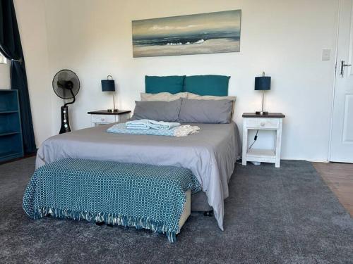 Big Fish Seaside Cottage, Sleeps 10 Guests in 5 Bedrooms