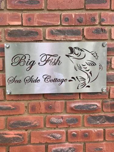 Big Fish Seaside Cottage, Sleeps 10 Guests in 5 Bedrooms