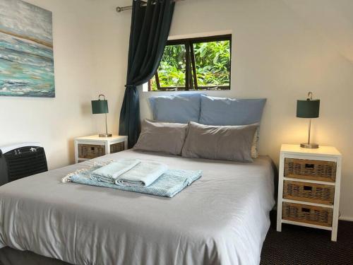 Big Fish Seaside Cottage, Sleeps 10 Guests in 5 Bedrooms