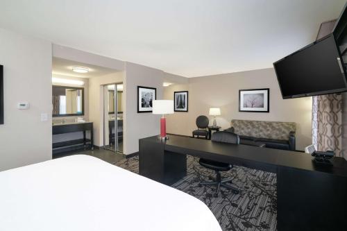 Hampton Inn By Hilton & Suites Roanoke Airport VA