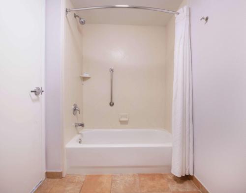 Hampton Inn & Suites Rochester/Victor - image 5
