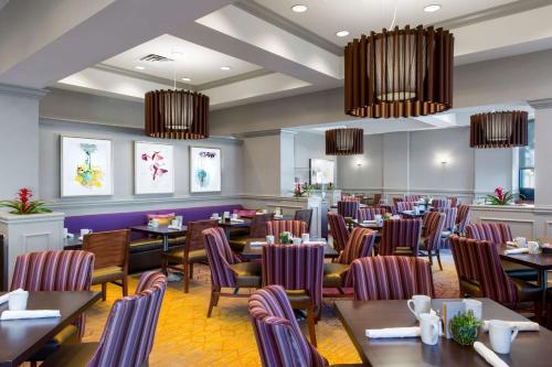 Étterem, DoubleTree by Hilton Hotel Savannah Historic District near Riverfront Plaza