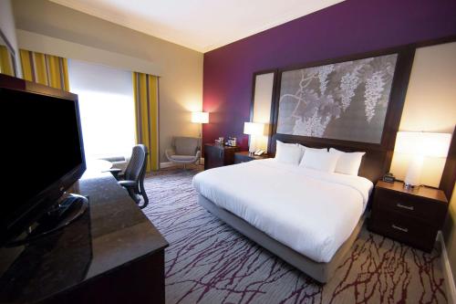 King Room - Non-Smoking room in DoubleTree by Hilton Hotel Savannah Historic District