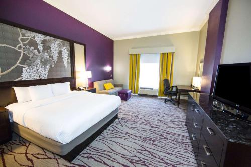 King Room with Sofa Bed - Non-Smoking room in DoubleTree by Hilton Hotel Savannah Historic District