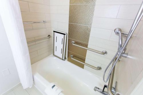 King Room with Accessible Tub - Mobility and Hearing Access/Non-Smoking image 4
