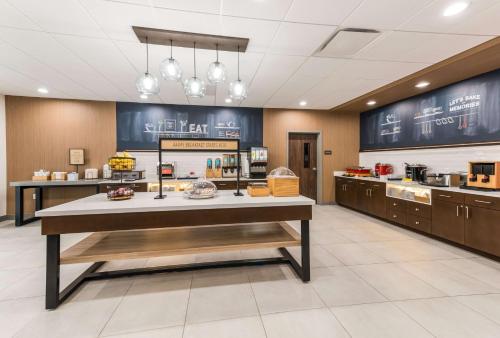 Food and beverages, Hampton Inn & Suites Benton Harbor in Benton Harbor (MI)