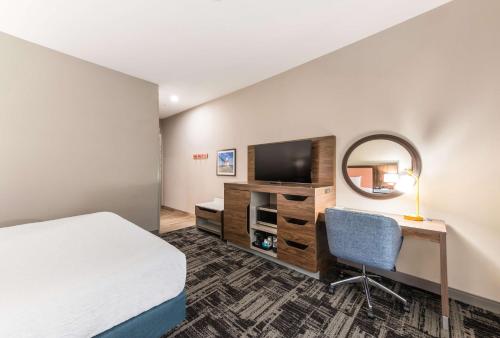 Hampton Inn & Suites Benton Harbor, MI Room Type - King Room - Hearing Access/Non-Smoking