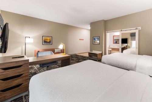 2 queen beds, 1 sofa bed