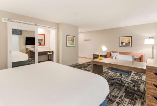 Hampton Inn & Suites Benton Harbor, MI Room Type - King Studio Suite - Non-Smoking