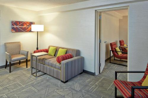 One-Bedroom King Suite with Sofa Bed image 2
