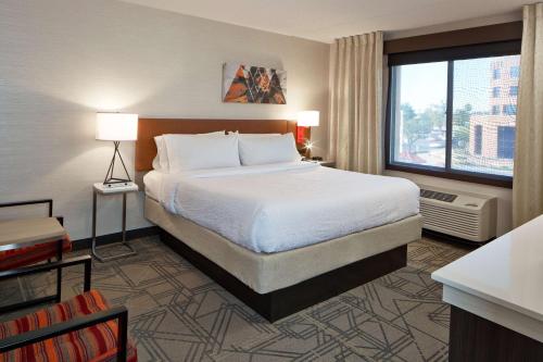 One-Bedroom King Suite with Sofa Bed image 3