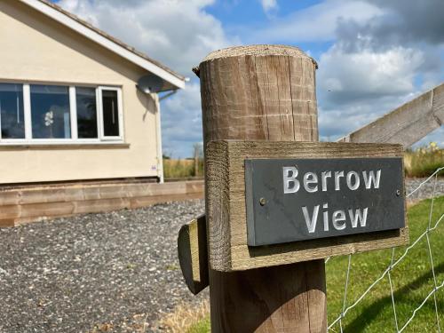 Cosy bungalow with views, walks, garden & parking.