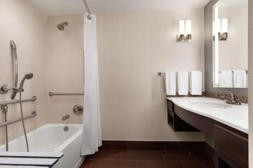 King Room - Hearing Accessible image 6