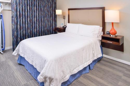 Double Room with Tub - Mobility Accessible/Non-Smoking room in Hampton Inn Seattle-Airport