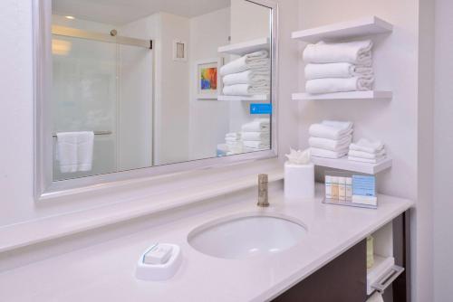 Hampton Inn Seattle Airport - image 10