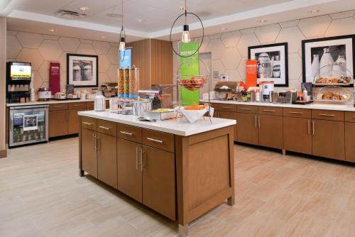 อาหารและเครื่องดื่ม, Hampton Inn & Suites St. Paul/Oakdale in โอ๊คเดล (MN)