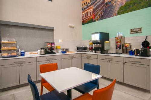 Ételek és italok, Days Inn by Wyndham Suites San Antonio North/Stone Oak in Hill Country