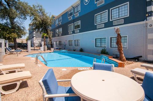 Days Inn by Wyndham Suites San Antonio North/Stone Oak