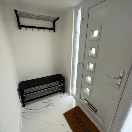 Bejárat, Entire home in Nottingham for family, friends and contractors near Wollaton Hall and Park