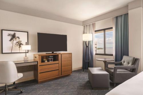 DoubleTree by Hilton Tampa Rocky Point Waterfront - image 9