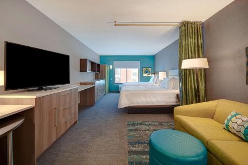 2 queen beds, 1 sofa bed