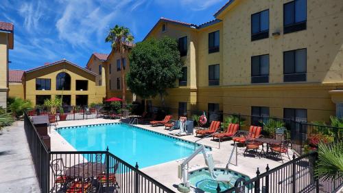 Hampton Inn & Suites Tucson Mall - image 9