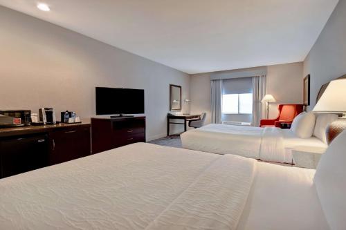 2 queen beds