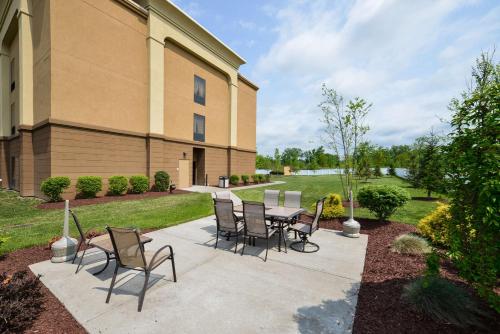 Hampton Inn Utica - image 13