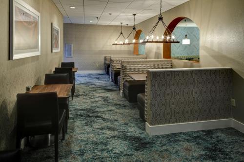 Embassy Suites Williamsburg - image 10