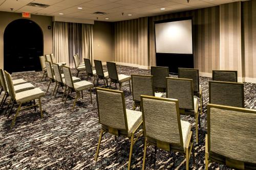 Embassy Suites Williamsburg - image 6