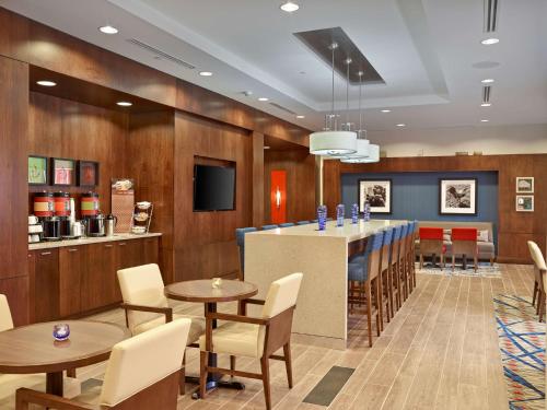 Hampton Inn by Hilton Halifax Downtown, Галифакс (фото 10)