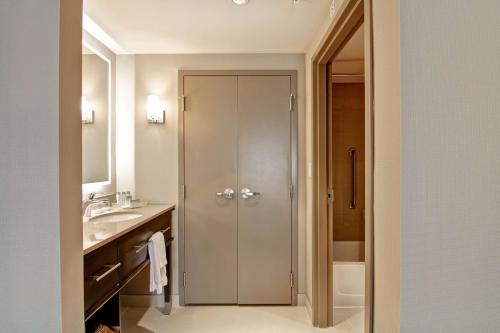 One-Bedroom King Suite - Non-Smoking