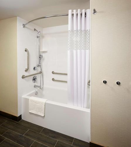 King Room with Accessible Tub - Mobility and Hearing Access/Non-Smoking