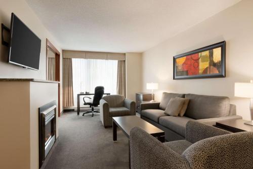 Deluxe King Premium Suite with Fireplace