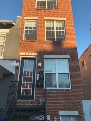 Sun-filled Capitol Hill home w/ parking & roofdeck