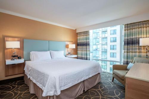 King Suite with Kitchenette - Non-Smoking image 2