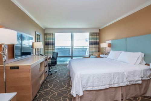 King Room with King Bed - Non-Smoking room in Hampton Inn & Suites by Hilton - Vancouver Downtown