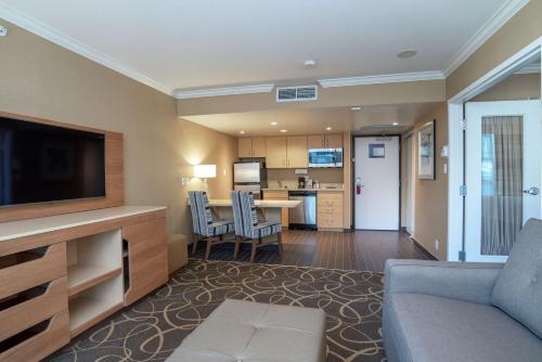 King Suite with Kitchenette - Non-Smoking image 3