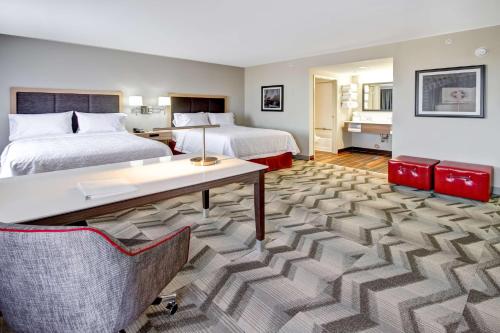 2 queen beds