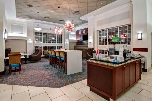 Hampton Inn & Suites by Hilton Calgary-Airport - image 3