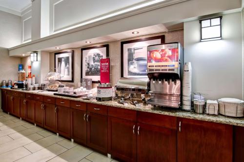 Hampton Inn & Suites by Hilton Calgary-Airport - image 4