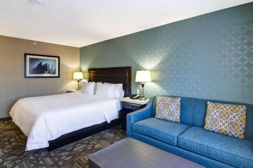 King Room - Disability Access/Non-Smoking room in Hampton Inn & Suites by Hilton Calgary-Airport