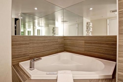 Deluxe King Room with Whirpool - Non-Smoking image 5