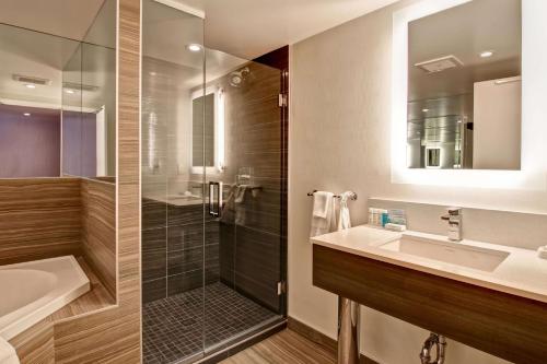 Deluxe King Room with Whirpool - Non-Smoking image 4