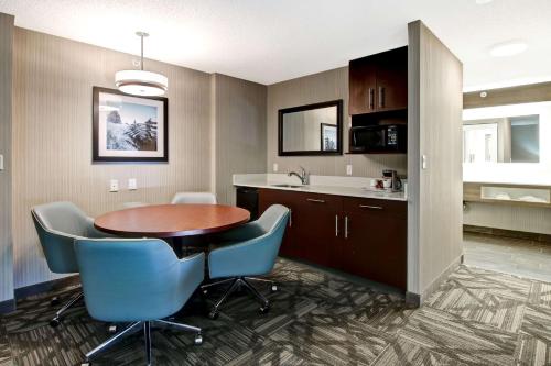 King Meeting Suite - Non-Smoking image 2