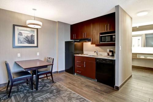 One-Bedroom King Suite with Kitchen - Non-Smoking  image 4