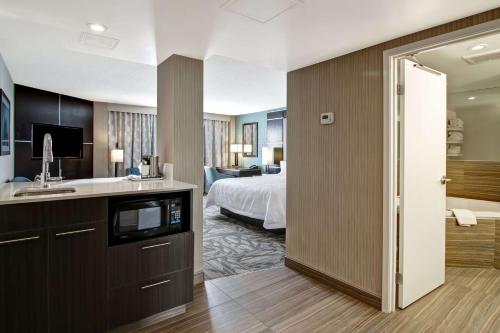 Deluxe King Room with Whirpool - Non-Smoking image 3