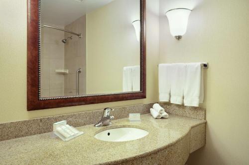 Hilton Garden Inn Toronto/Burlington Room Type - One-Bedroom King Suite with Sofa Bed