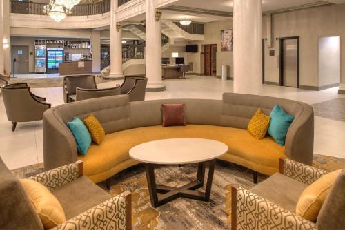 Lobby, DoubleTree by Hilton Utica in Utica