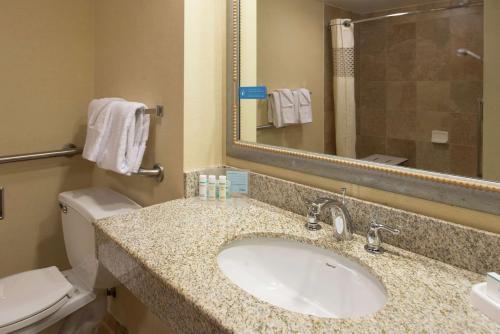 Hampton Inn & Suites Charlotte Arrowood Rd